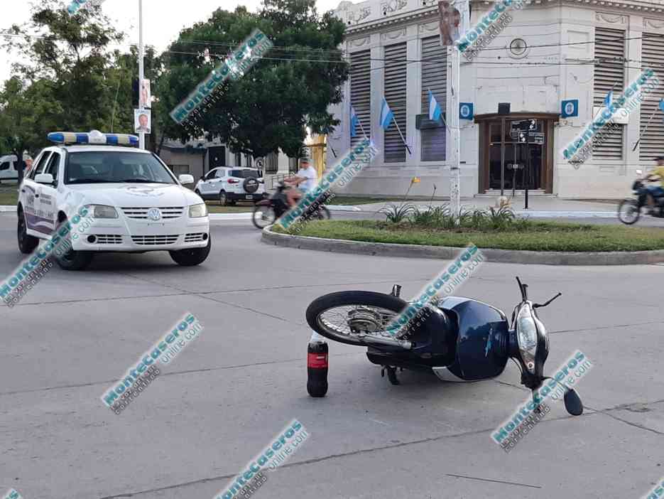 Un automóvil y una motocicleta protagonizaron un choque